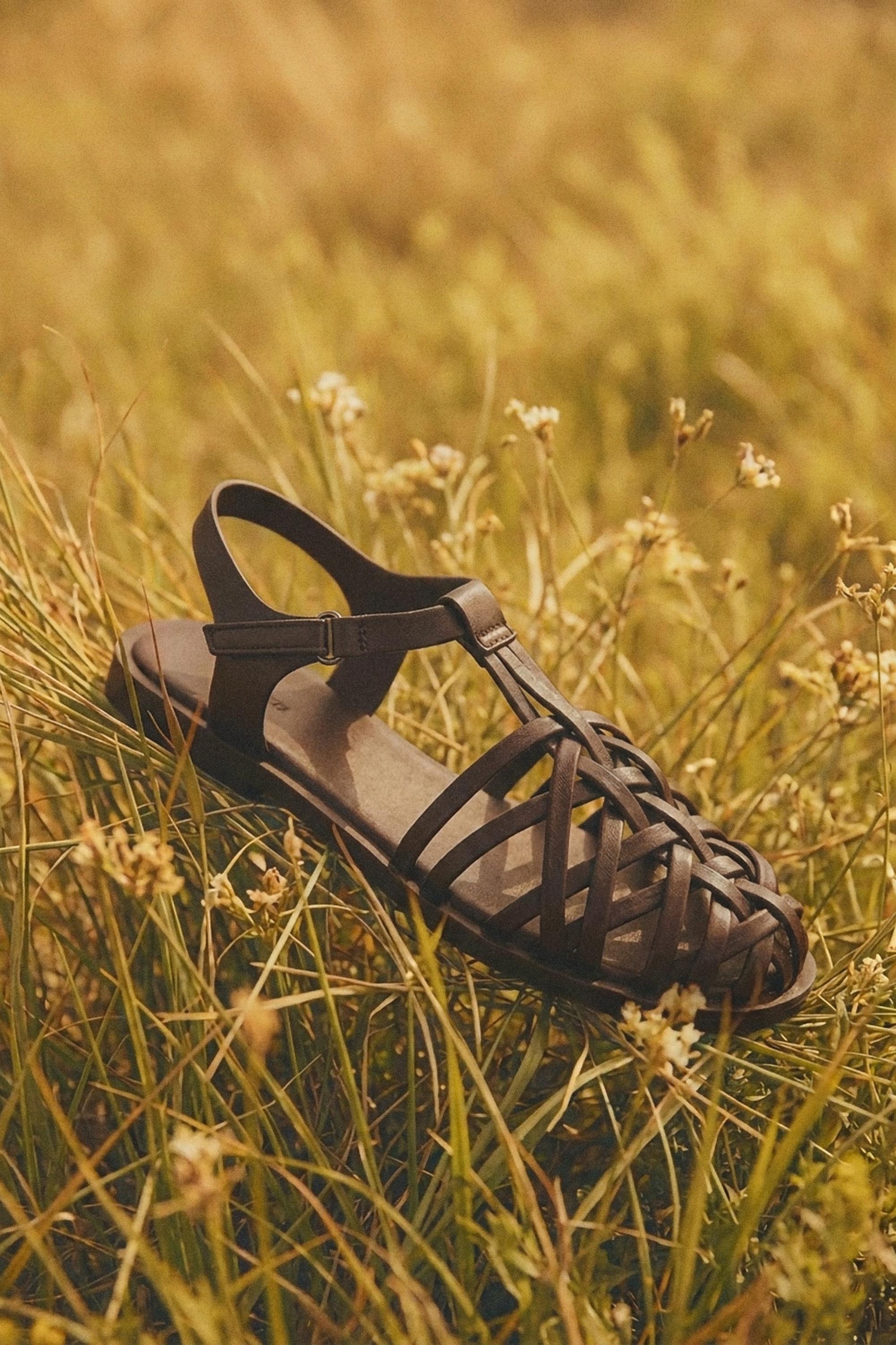 Cage sandals — BROWN