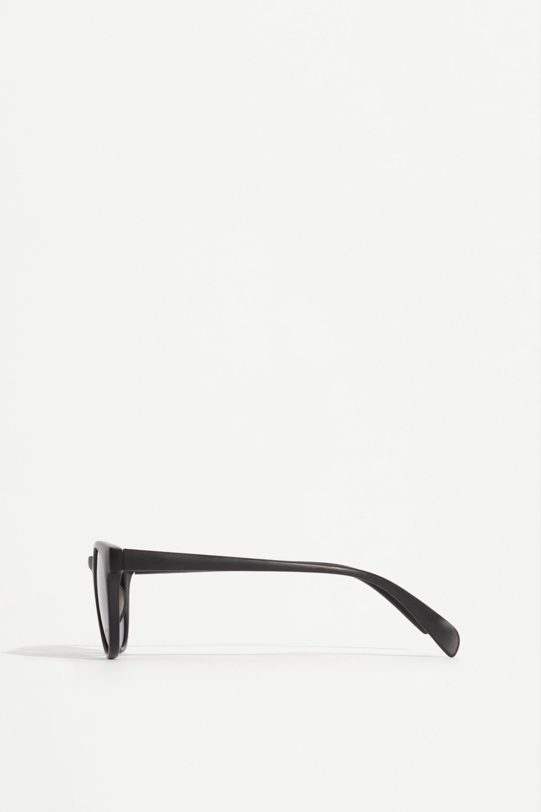 Round sunglasses — BLACK