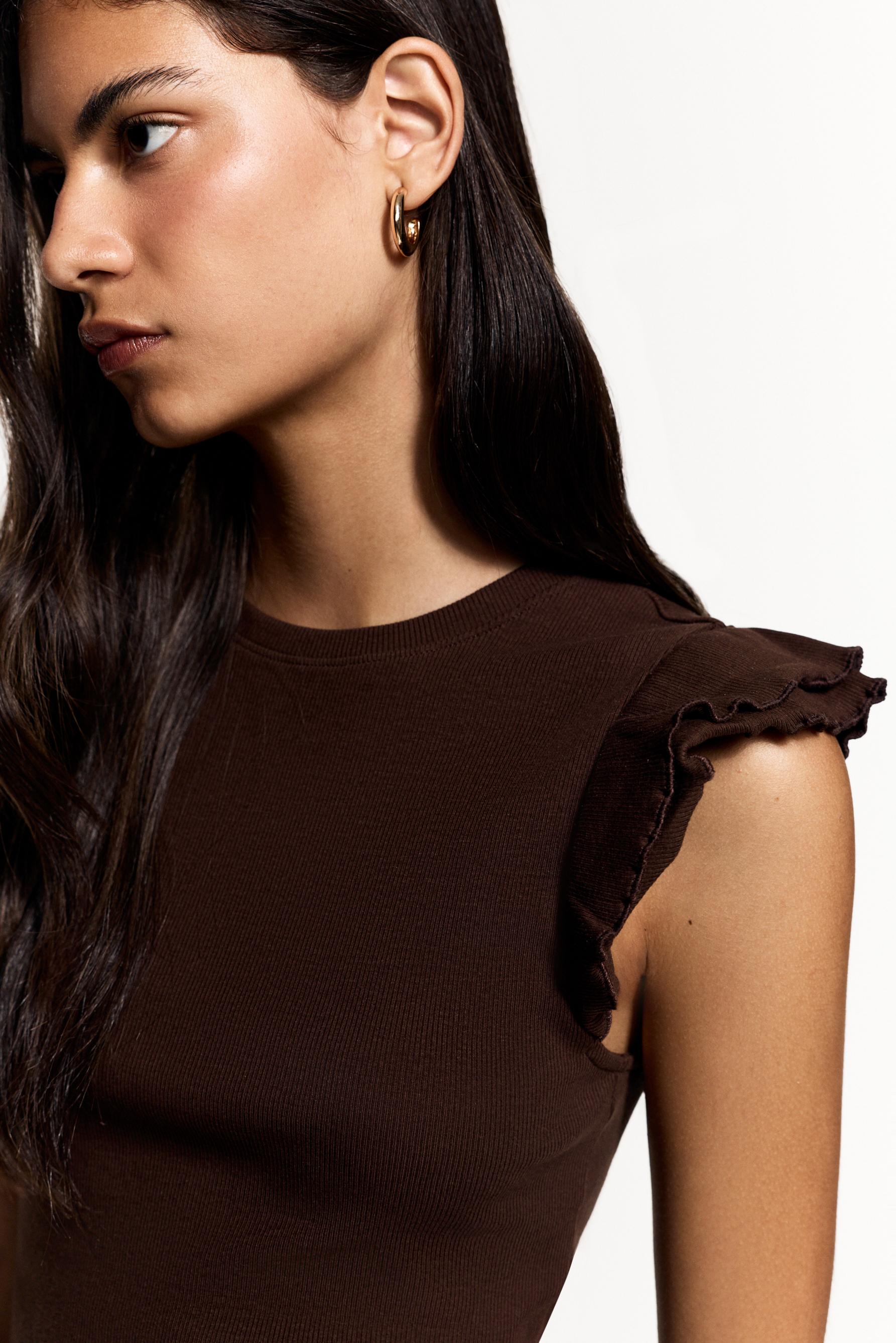 Ribbed Ruffled T-shirt — BROWN