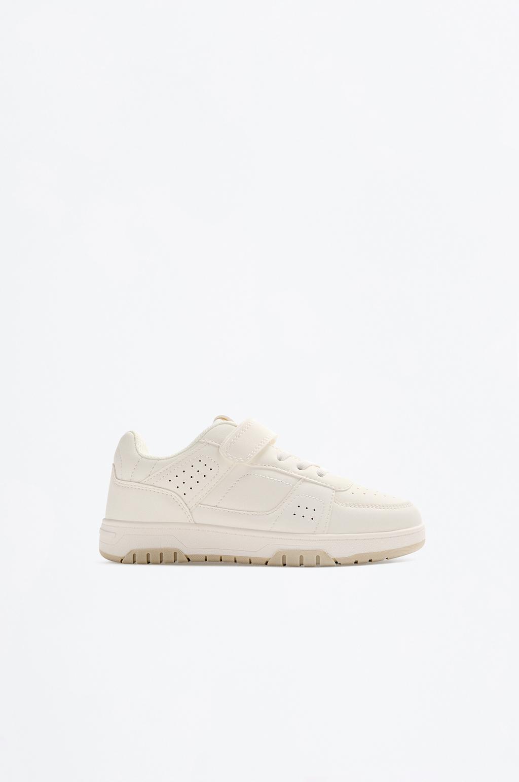 Solid color street sneaker