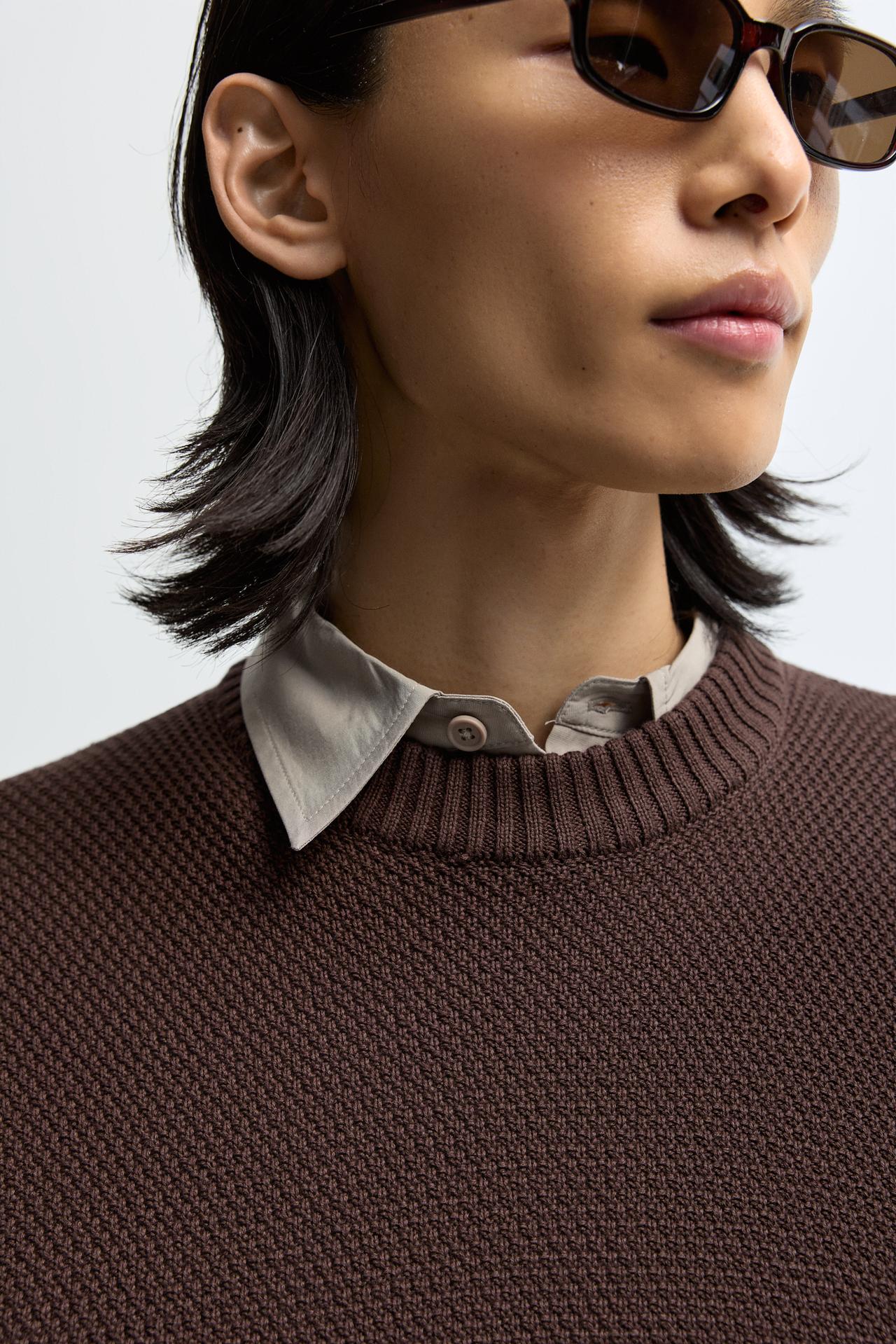 Textured knit sweater — CHOCOLATE