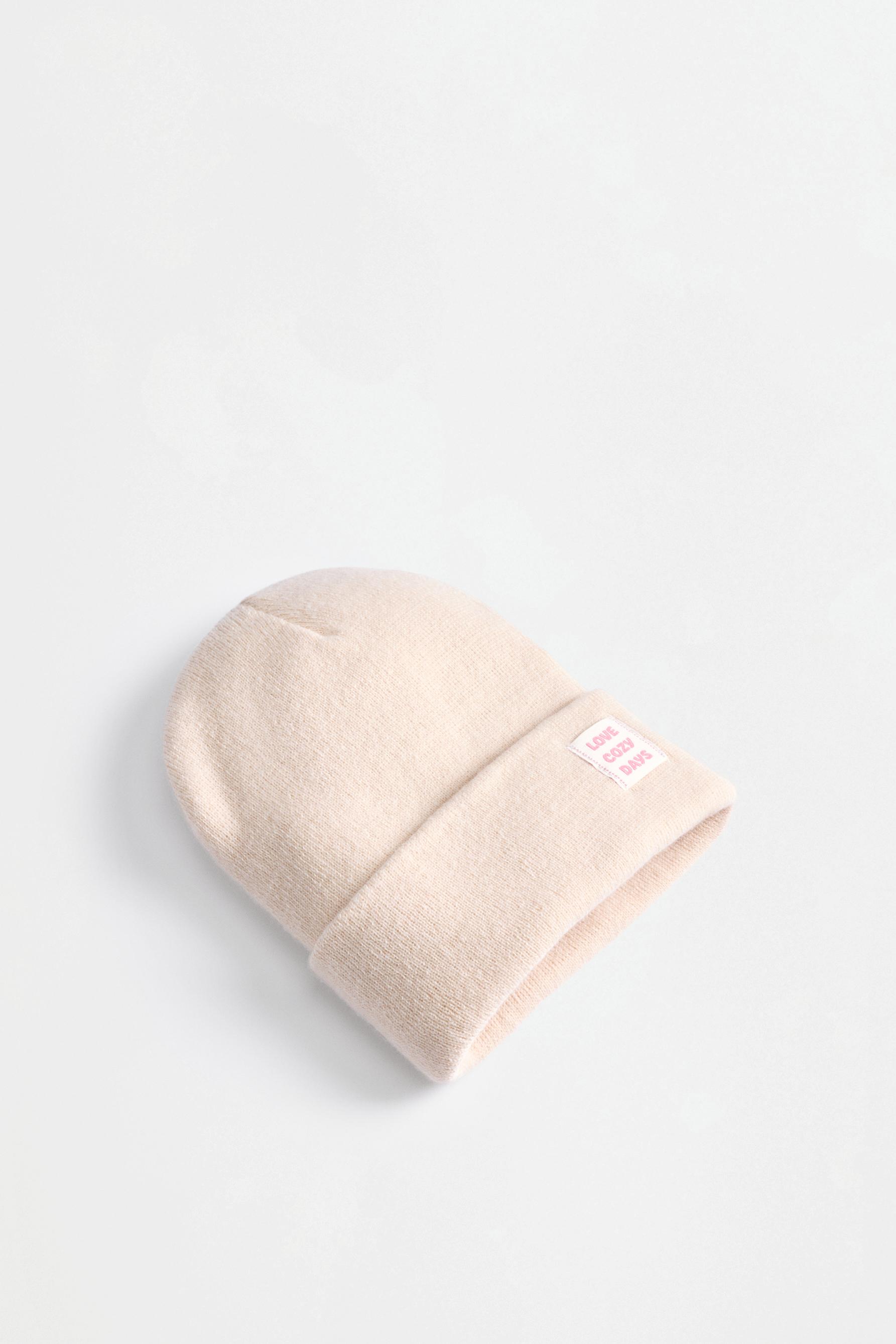 Knit beanie with label — ECRU