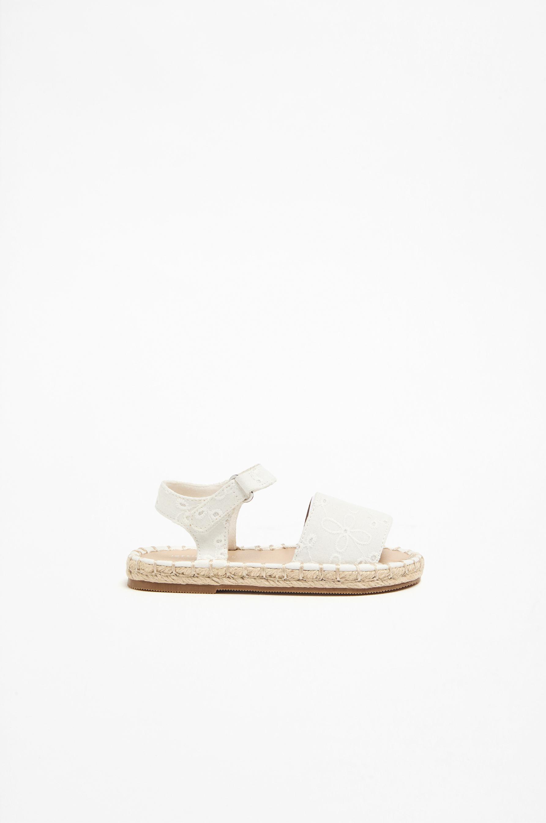 Sandalia plana bordados